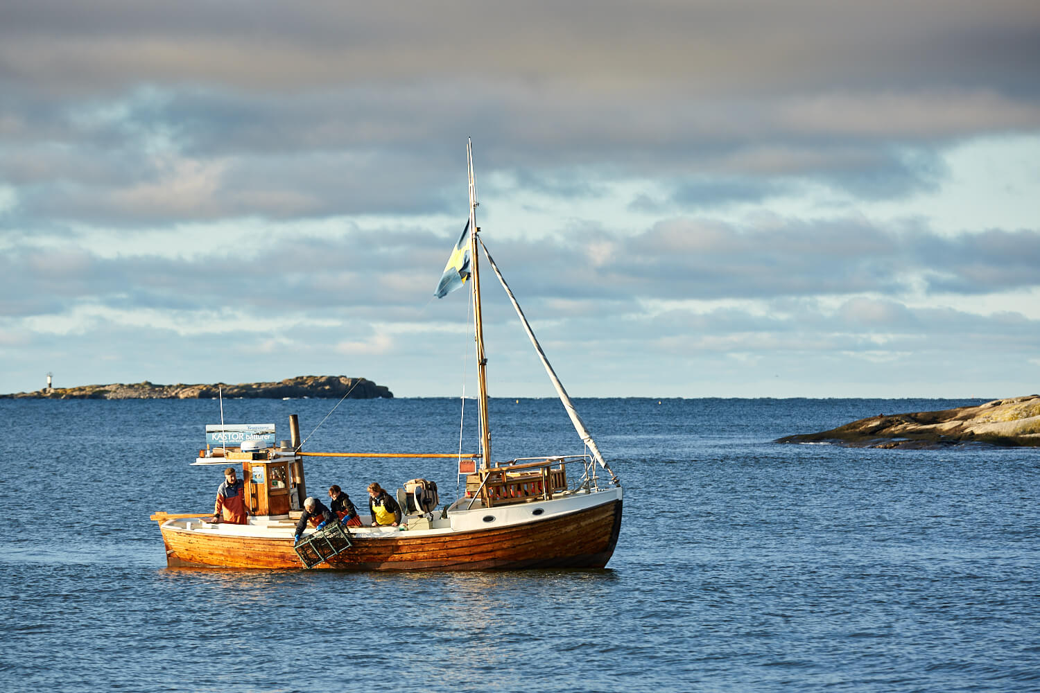 Ta med dina goda vänner på skaldjursfiske, två sköna hotellnätter och en magnifik skaldjurssupé med utsikt över Vinga skärgård. April-Sep.