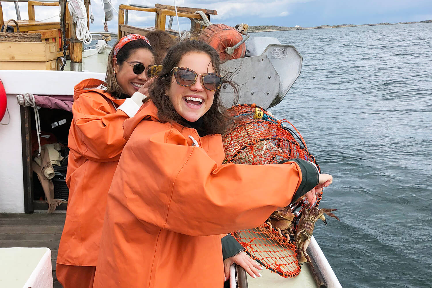Smaka på fångsten! Boka krabbfiske och Seafood middag på restaurang Skafferiet i hamnen. Juni-Sep.