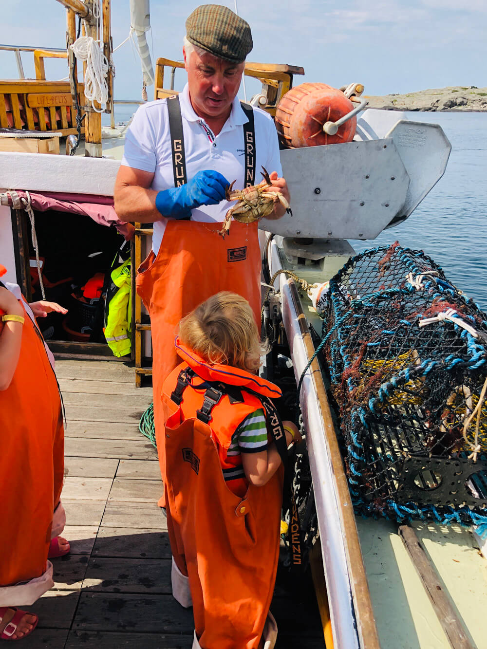 swedish family fiskar krabba med kastor