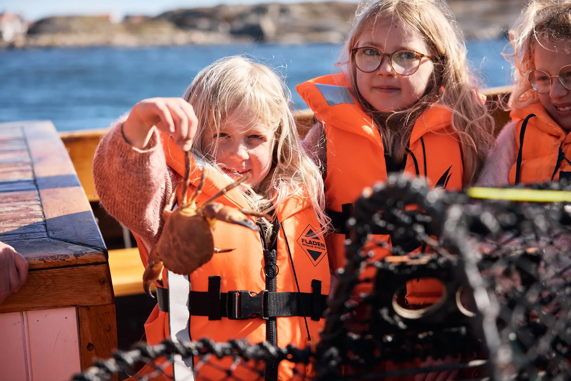 Smaka på fångsten! Boka krabbfiske och Seafood middag på restaurang Skafferiet i hamnen. Juni-Sep.